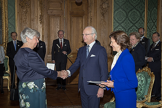 Marianne Nivert tar emot H.M. Konungens medalj, 12:e storleken i Serafimerordens band, för förtjänstfulla insatser inom svenskt näringsliv. 