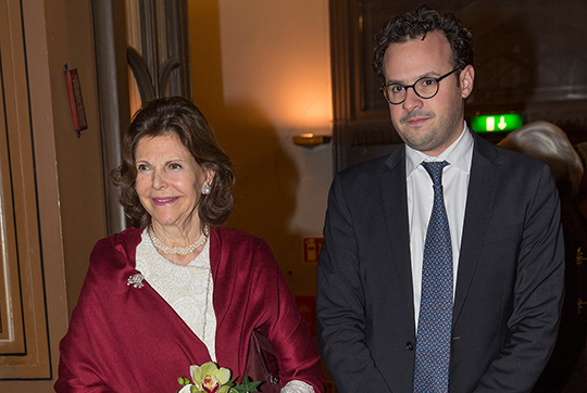 Drottningen och Aron Verständig ordförande Judiska församlingen, vid ankomsten till Stora synagogan i Stockholm. 