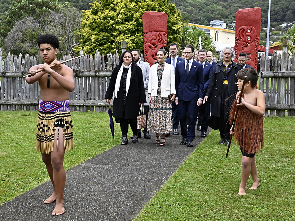 Kronprinsessparet anländer till den maoriska kulturbyggnaden Waiwhetū marae.