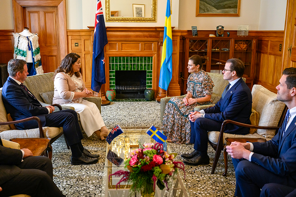 Kronprinsessparet och statsrådet Forssell i samtal med generalguvernör Cindy Kiro.