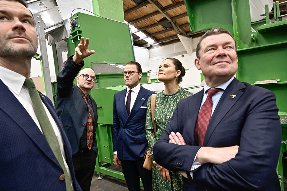 Kronprinsessparet visas runt i Saveboards återvinningsfabrik i Hamilton. I förgrunden statsrådet Johan Forssell och ambassadör Pontus Melander.