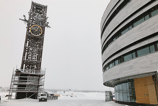 Det 26 meter höga klocktornet som stod på Kirunas stadshus har flyttats till Kristallen, Kirunas nya stadshus. 