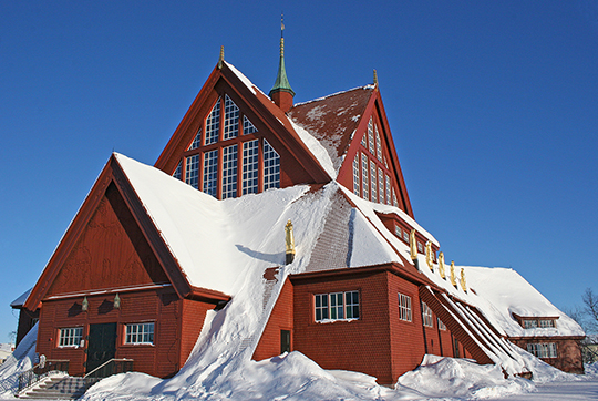 Kiruna kyrka kommer att flyttas från sin nuvarande plats. Den spånklädda centralkyrkan av trä är byggd 1909–12 efter Gustaf Wickmans ritningar. 