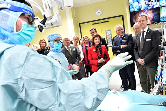 Under besöket på det nya sjukhuset fick Kungaparet bland annat se en operationssal.