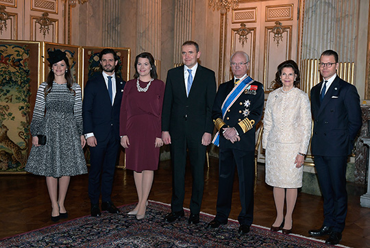 Prinsessan Sofia, Prins Carl Philip, Eliza Reid, president Guðni Jóhannesson, Kungen, Drottningen och Prins Daniel i Pelarsalen på Kungliga slottet. 