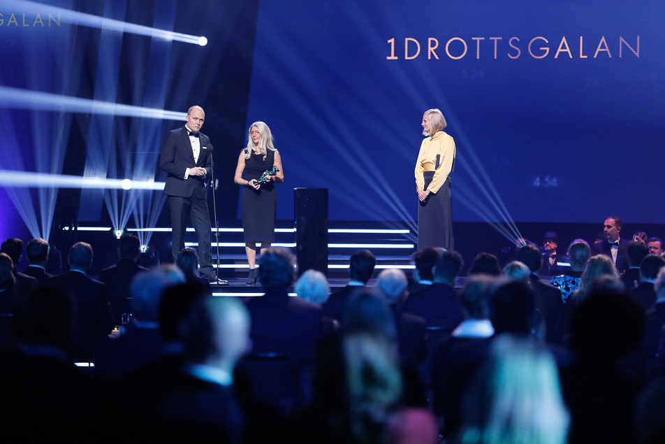 Lars-Ola Olsson och Maja Arvidsson från Ängelholm kommun tillsammans med prisutdelaren Carolina Klüft från Generation Pep.