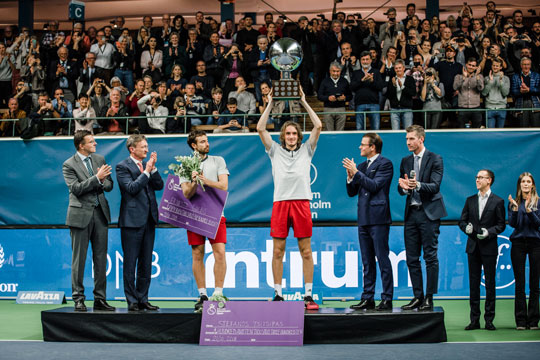 Prins Daniel delar ut segerpokalen till Stefanos Tsitsipas, vinnare av Stockholm Open 2018. 