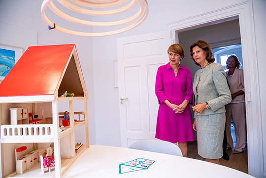 Drottningen tillsammans med Tysklands presidents hustru Elke Büdenbender vid invigningen av det nya barnahuset. 
