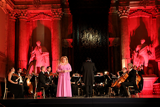 Hovsångerskan Hillevi Martinpelto tillsammans med Royal Palace Chamber Orchestra. Foto: Sara Friberg/Kungl. Hovstaterna