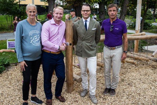Prins Daniel tillsammans med Carolina Klüft, Pehr Granfalk samt Klaus Hansen Vikström vid invigningen av Pep-parken. 