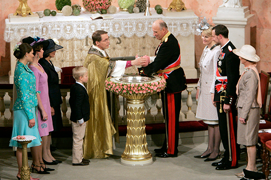 Kronprinsessan närvarade som fadder vid Prinsessan Ingrid Alexandras dop 2004. 