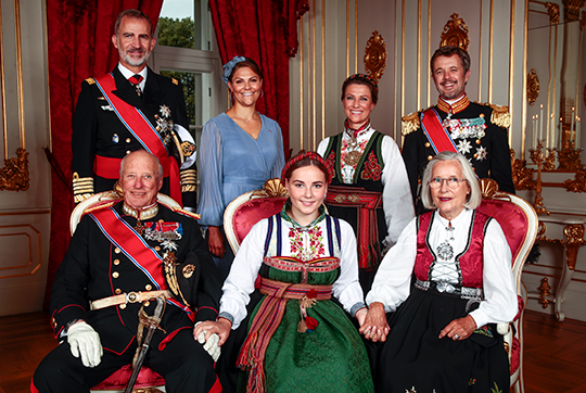 Prinsessan Ingrid Alexandra tillsammans med sina faddrar. På första raden sitter Prinsessan med sin farfar Konungen av Norge samt sin mormor Marit Tjessem. Bakom Prinsessan står de övriga faddrarna Konungen av Spanien, Kronprinsessan, Prinsessan Märtha Louise av Norge samt Kronprinsen av Danmark. 