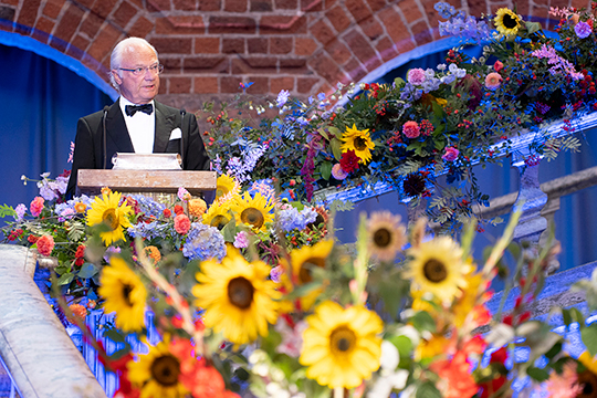 Kungen håller tal i Stockholms stadshus. 