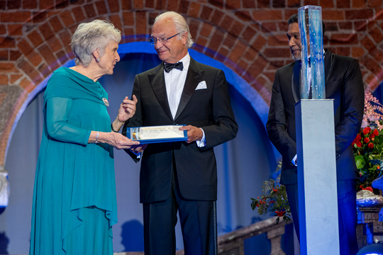 Kungen delar ut ”Stockholm Water Prize 2019” till dr Jackie King. 