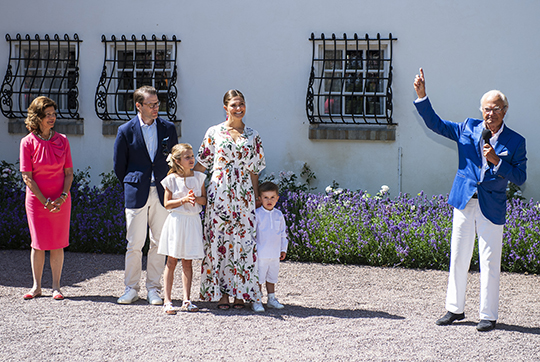 Kungen leder gratulanterna i ett fyrfaldigt leve för Kronprinsessan. Foto: Mikael Fritzon/TT