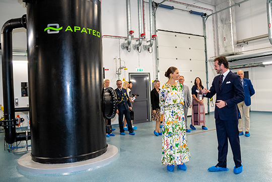 Kronprinsessan och Prins Félix av Luxemburg under rundvandringen på Mörbylångas nya vattenverk. 