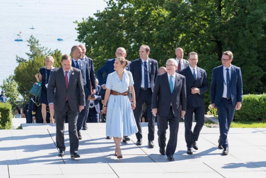 Kronprinsessan och Prins Daniel i Lausanne med statsministern, IOK:s ordförande Thomas Bach och SOK:s ordförande Mats Årjes. 