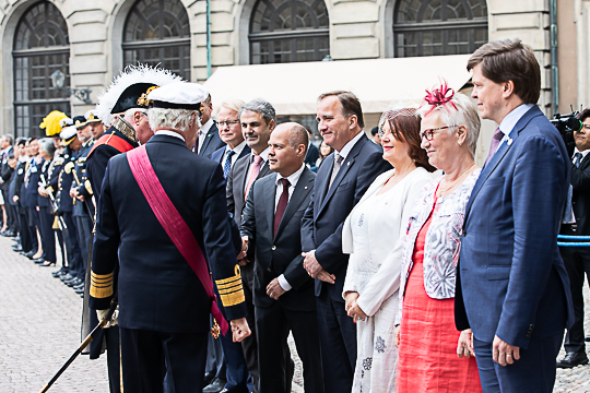 Kungaparet och presidentparet hälsar på representanter från regering och riksdag. 