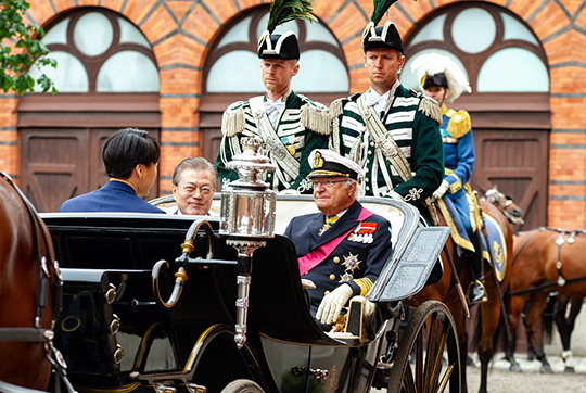 President Moon Jae-in och Kungen i Karl XV:s paradkupé.