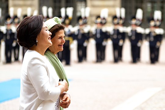 Fru Kim Jung-sook och Drottningen vid välkomstceremonin på Kungliga slottets inre borggård. 