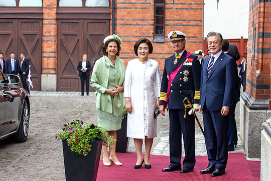 Kungaparet tar emot presidentparet vid H.M. Konungens hovstall.