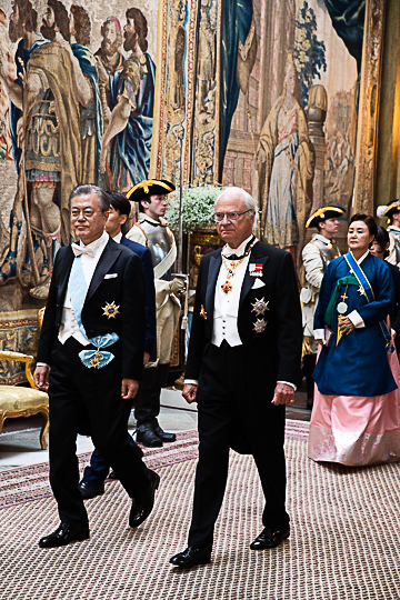 Kungen och president Moon Jae-in anländer till galamiddagen. 