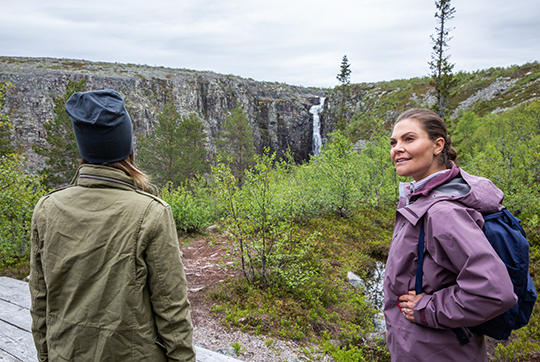 Kronprinsessan och Prinsessan Sofia närmar sig Njupeskärs vattenfall. 