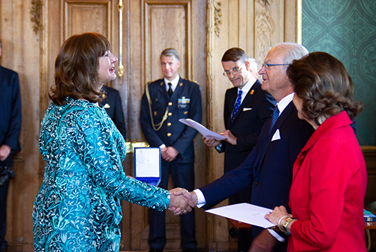 Jane Walerud tar emot H.M. Konungens medalj, 12:e storleken i högblått band, för framstående insatser inom svenskt näringsliv. 
