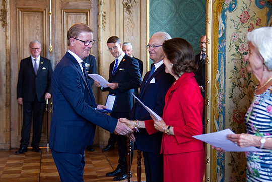 Boris Lennerhov tar emot H.M. Konungens medalj, för betydande insatser inom svenskt näringsliv. 