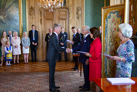 Direktör Erik Åberg tar emot sin medalj av Kungen i Lovisa Ulrikas matsal på Kungliga slottet. 