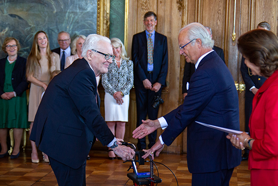Göran Åberg tar emot H.M. Konungens medalj, 5:e storleken i högblått band för framstående insatser inom kyrko- och undervisningshistorisk forskning. 