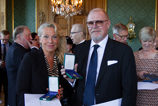 Skådespelarna Katarina Ewerlöf och Peter Andersson tog emot medaljen Litteris et Artibus vid dagens medaljutdelning på Kungliga slottet.