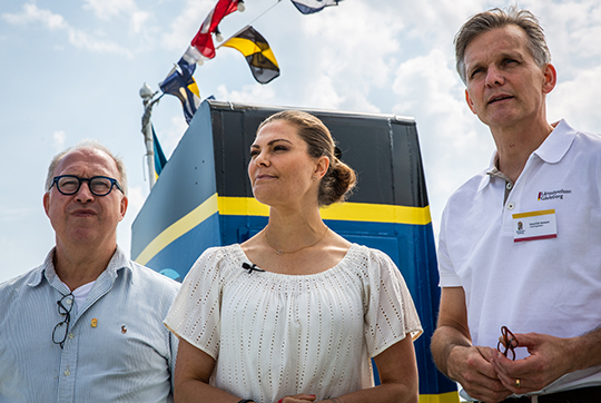 Kronprinsessan ankom till landskapsvandringen med Limöbåten "Drottning Silvia" tillsammans med bland andra landshövding Per Bill och Hans-Erik Hansson från länsstyrelsen. 