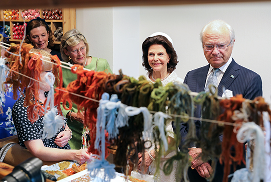 Kungaparet inledde dagen i Dalarna med ett besök på Alice Lund textilier. 