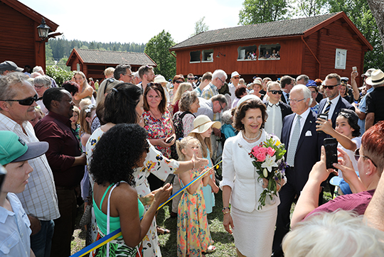 Kungaparet tas emot av nationaldagsfirare vid Ludvika Gamlegård. 