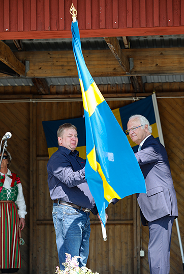 Kungen delar ut flaggor och fanor till Ludvika Hembygdsförening och Källbottens IK. 