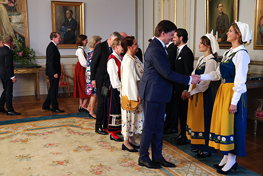 Kungafamiljen välkomnar mottagningens gäster, här talman Andreas Norlén.