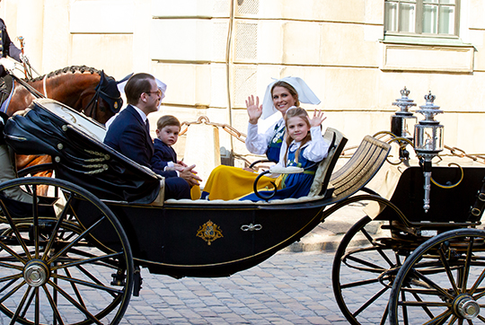 Kronprinsessfamiljen och Prinsessan Madeleine lämnar Kungliga slottet för att åka till nationaldagsfirandet på Skansen. 