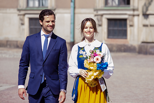 Prins Carl Philip och Prinsessan Sofia på Kungliga slottets inre borggård. 