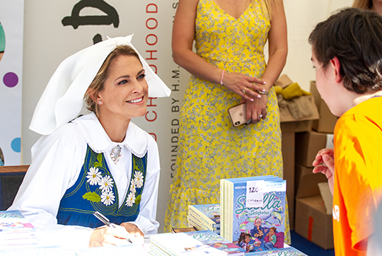Prinsessan Madeleine signerar sin nya bok i World Childhood Foundations tält på Inre borggården. 