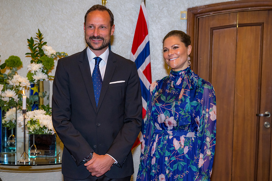 Kronprinsessan av Sverige och Kronprinsen av Norge på den svenska ambassadörens residens i Nairobi.