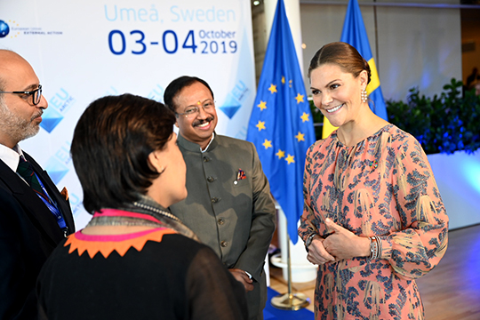 Kronprinsessan i samtal med Monika Kapil Mohta, Indiens ambassadör i Sverige och Vellamvelly Muraleedharan, Indiens utrikesminister. 