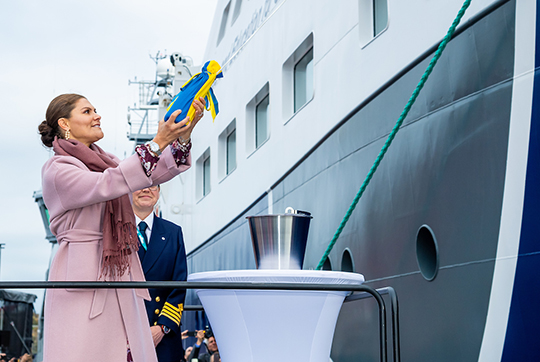 Kronprinsessan namnger forskningsfartyget Svea. 