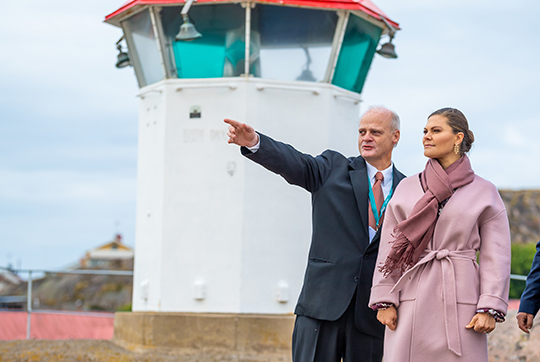 Kronprinsessan tillsammans med kommunstyrelsens ordförande Jan-Olov Johansson vid ankomsten till Lysekil. 