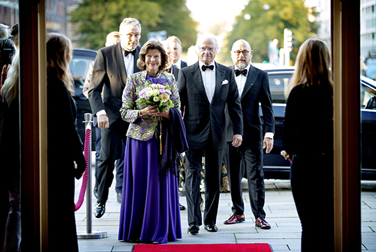 Kungaparet ankommer till Malmö Operas 75-årsjubileumsföreställning. 