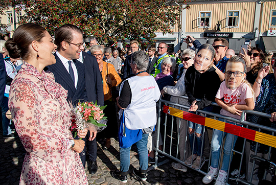 Kronprinsessparet fick en glad överraskning under promenaden genom Alingsås. 