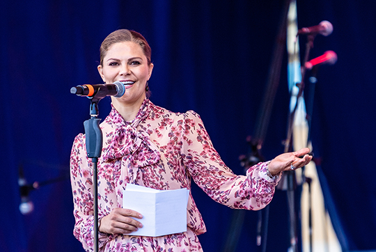 Kronprinsessan håller tal på Stora torget i Alingsås. 