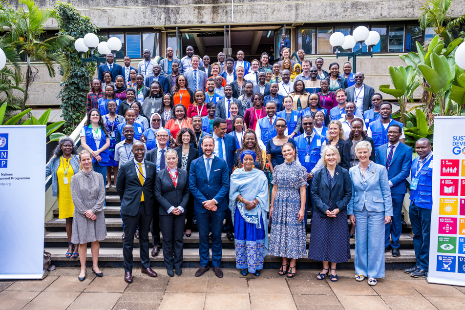Kronprinsessan av Sverige och Kronprinsen av Norge tillsammans med bl.a. medarbetare vid FN och UNDP i Nairobi.