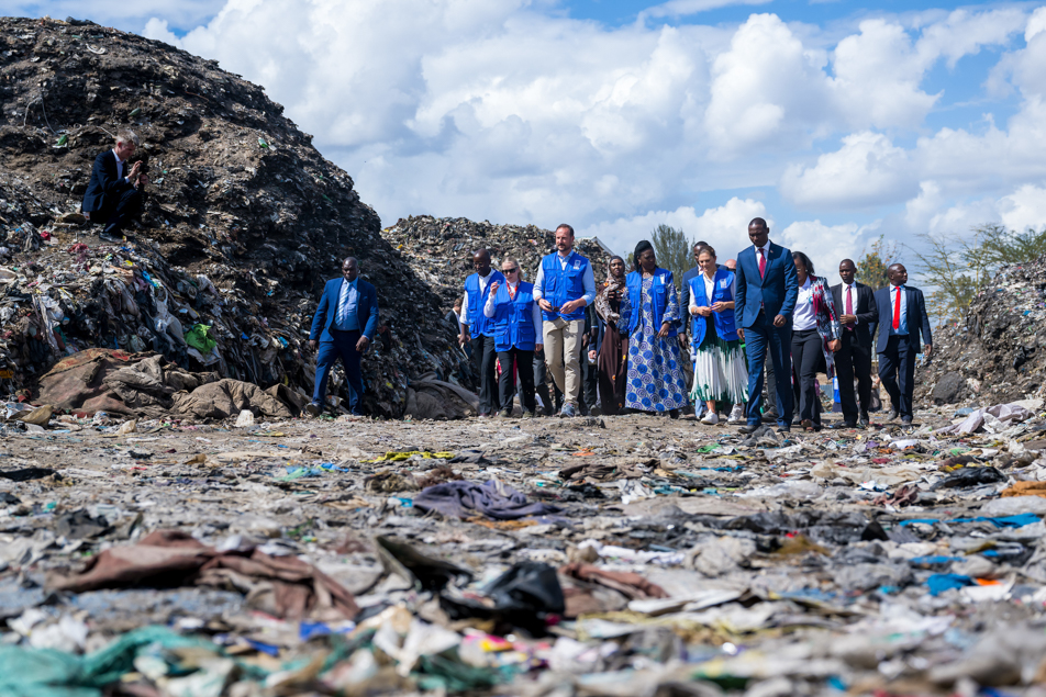 Kronprinsessan av Sverige och Kronprinsen av Norge besöker Kitengela avfallsanläggning.