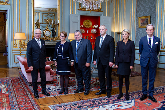 Kungen och norska stortingets president Tone Wilhelmsen Trøen tillsammans med Morten Wold, Nils T. Bjørke, Nina Sandberg och Christian Ulrik Syse. 